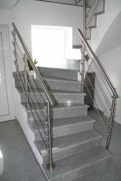 Edelstahl- Treppengeländer für Innen- und Außenbereiche von Weizel Metalltechnik